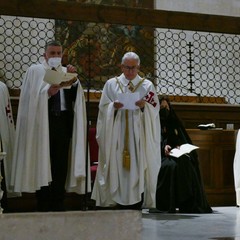 Ieri pomeriggio, 16 marzo si è svolta a Bari nella Basilica di San Nicola il tradizionale Sacro rito della Via Crucis dei Cavalieri e Dame del Santo Sepolcro di Gerusalemme.  La Via Crucis è stata presieduta da S.E. Rev.ma Grand’Uff. Mons. Giuseppe Satriano Arcivescovo Metropolita di Bari-Bitonto e Gran Priore di Luogotenenza insieme a Don Carmine Ladogana, Cerimoniere Ecclesiastico e  Canonico Onorario della Basilica del Santo Sepolcro, alla presenza di S.E. Cav. di Gr. Cr. Prof. Notaio Ferdinando Parente Luogotenente per l’Italia Meridionale Adriatica dell’Ordine Equestre del Santo Sepolcro