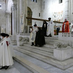 Ieri pomeriggio, 16 marzo si è svolta a Bari nella Basilica di San Nicola il tradizionale Sacro rito della Via Crucis dei Cavalieri e Dame del Santo Sepolcro di Gerusalemme.  La Via Crucis è stata presieduta da S.E. Rev.ma Grand’Uff. Mons. Giuseppe Satriano Arcivescovo Metropolita di Bari-Bitonto e Gran Priore di Luogotenenza insieme a Don Carmine Ladogana, Cerimoniere Ecclesiastico e  Canonico Onorario della Basilica del Santo Sepolcro, alla presenza di S.E. Cav. di Gr. Cr. Prof. Notaio Ferdinando Parente Luogotenente per l’Italia Meridionale Adriatica dell’Ordine Equestre del Santo Sepolcro