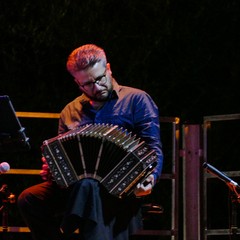 Grande partecipazione allo spettacolo di Sergio Muniz ai piedi del Maniero Federiciano