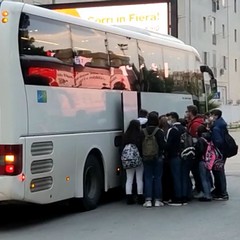 Pendolari salgono su un bus di fronte alla stazione centrale JPG