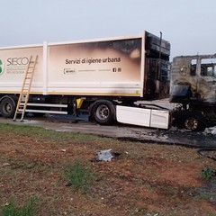 incendio ad Andria ai mezzi della raccolta rifiuti