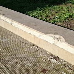 Danneggiato il muretto in pietra