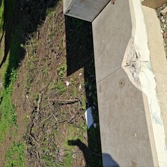 Danneggiato il muretto in pietra