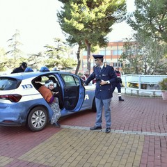 la Polizia di Stato consegna doni ai degenti degli ospedali di Andria e Bisceglie