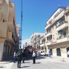 cavo elettrico tranciato da camion su via Milite Ignoto