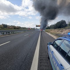 Autobus in fiamme: evitata una tragedia grazie a due agenti della Polstrada