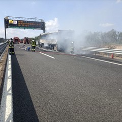 Autobus in fiamme: evitata una tragedia grazie a due agenti della Polstrada