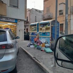 incivili lasciano rifiuti indifferenziati