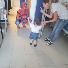 Spiderman fa visita ai bambini della pediatria del "Bonomo"