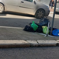 piazzetta di via Annunziata trasformata in piccola discarica