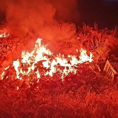 Discariche a cielo aperto date alle fiamme: accade su via Corato