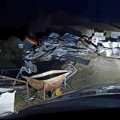 Discariche a cielo aperto date alle fiamme: accade su via Corato