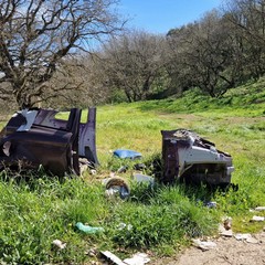 carcasse di auto abbandonate nelle campagne di Andria