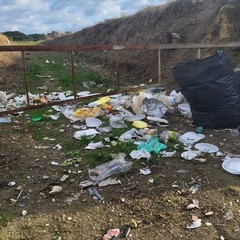 Discarica a cielo aperto in via Salvatore Liddo: il degrado continua