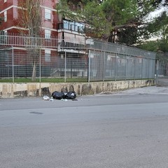 Abbandono dei rifiuti: continua il degrado in via Salvatore Liddo