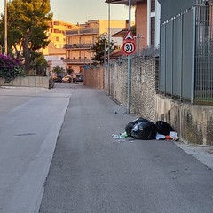 Abbandono dei rifiuti: continua il degrado in via Salvatore Liddo