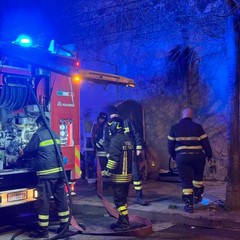 Cassonetto della raccolta indumenti in fiamme