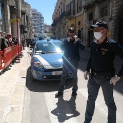 Servizio di vigilanza davanti allufficio postale