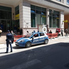 Servizio di vigilanza davanti allufficio postale
