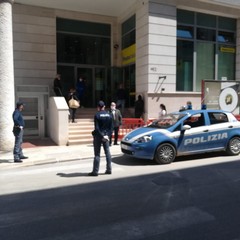 Servizio di vigilanza davanti allufficio postale