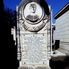 La tomba di Beatrice Santacroce al Cimitero di Andria
