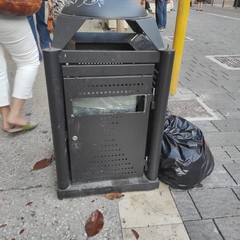 i nuovi cestini porta immondizia vandalizzati