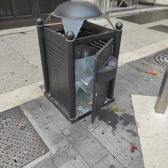 i nuovi cestini porta immondizia vandalizzati