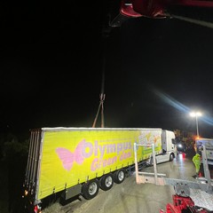 Tir bulgaro finisce contro il guard rail