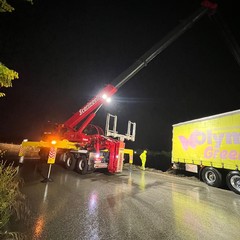Tir bulgaro finisce contro il guard rail