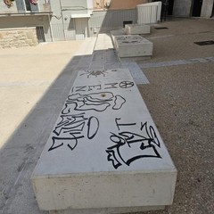 Incursione di vandali in Piazza Toniolo
