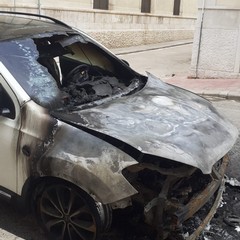 auto prende fuoco, ingenti i danni in via Eritrea