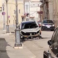 auto prende fuoco, ingenti i danni in via Eritrea