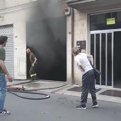 Domato l'incendio all'interno di un garage in via Montesanto