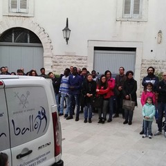“Vite in ballo” consegna un furgone ai volontari di “Santa Maria Goretti”