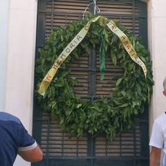 Corona in memoria delle 23 vittime dell'incidente ferroviario Andria Corato