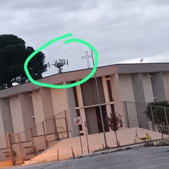 Antenna telefonica visibile alle spalle della Chiesa "San Riccardo"