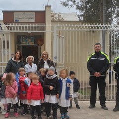 I bambini della scuola infanzia plesso "Saccotelli" nel giardino del centro diurno "Dopo di noi" Andria