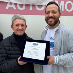 Consegna di una targa di ringraziamento da parte dell'AVIS Andria