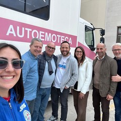 Volontari AVIS Andria impegnati nella raccolta di sangue in autoemoteca