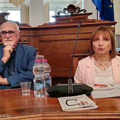 A destra Garante regionale dei diritti del Minore, il Dott. Ludovico Abbaticchio e la Dirigente Scolastica Francesca Attimonelli