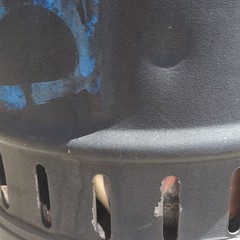 I piccoli volotilini sono stati sepolti vivi in questo bidoncino presente sul marciapiede