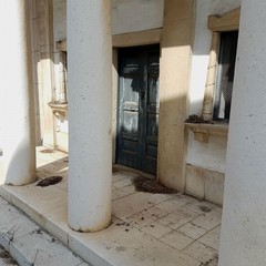 Abbandonata all’incuria una cappella funeraria nel cimitero di Andria