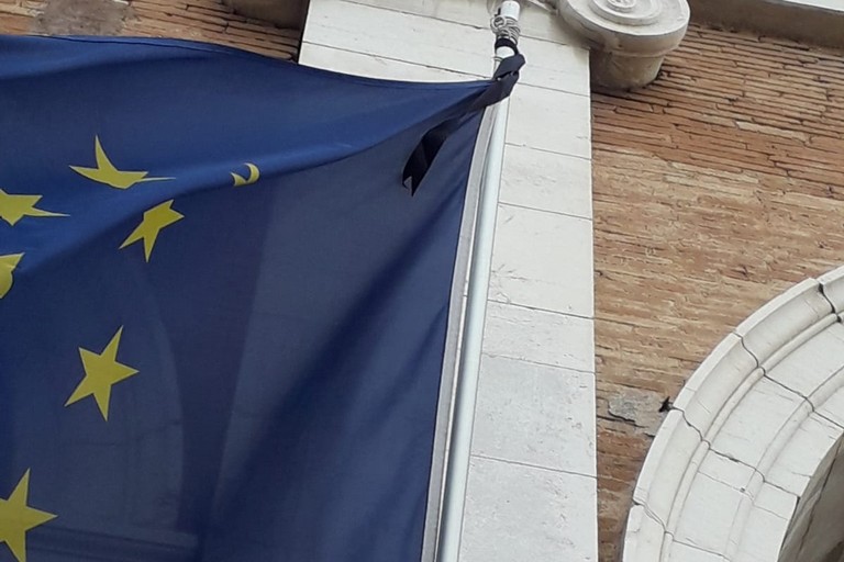 Bandiera Unione Europea listata a lutto