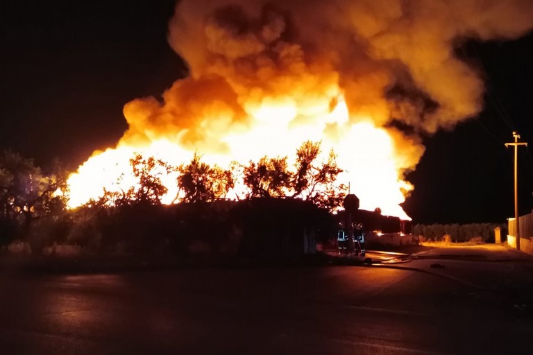 incendio deposito di pedane in via Da Villa angolo via Bisceglie