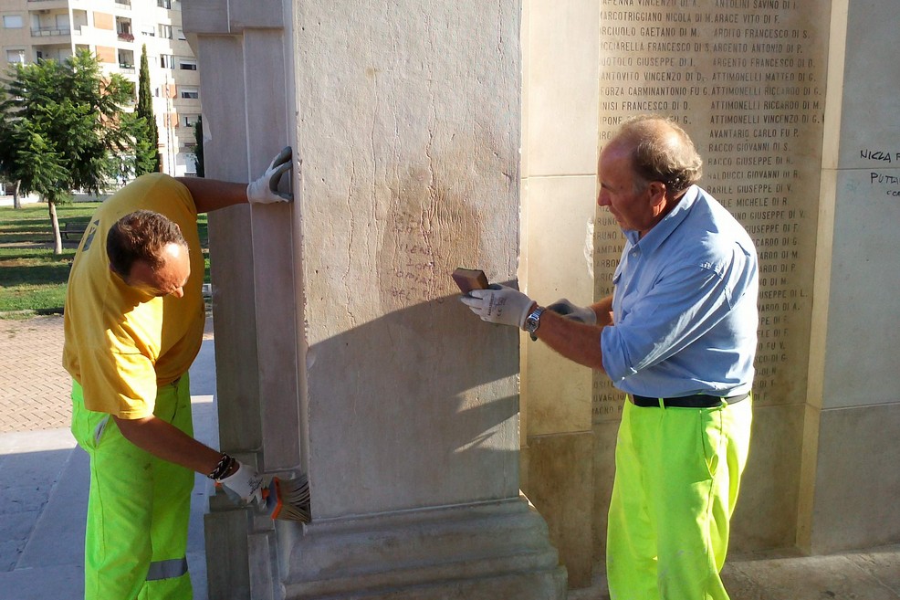 Monumenti imbrattati da scritte