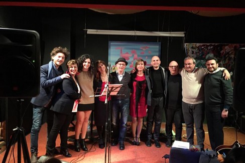 Fulvio con gli amici di teatro alla libreria Diderot