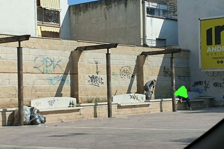 ripulite le panchine di via Manara