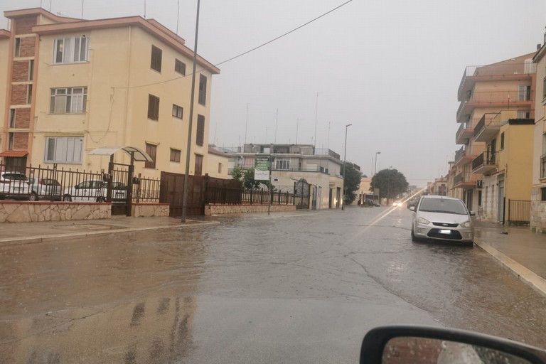 Piogge e temporali: tromba d'aria e strade allagate ad Andria