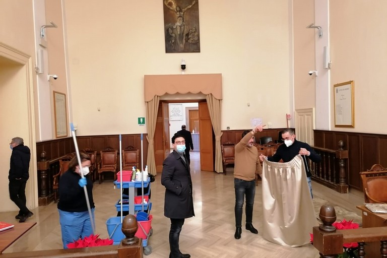 Donazione nuovi arredi per la sala consiliare di Palazzo di Città