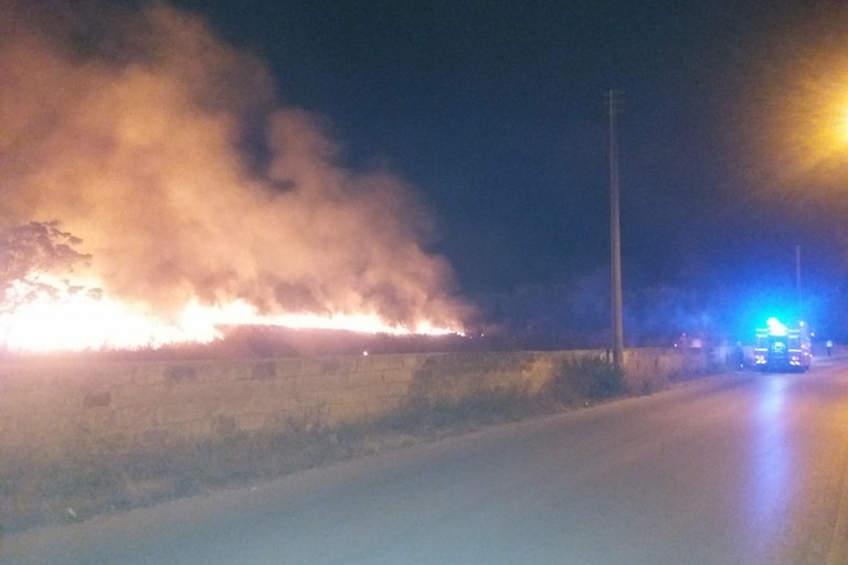 Vasto incendio di sterpaglia